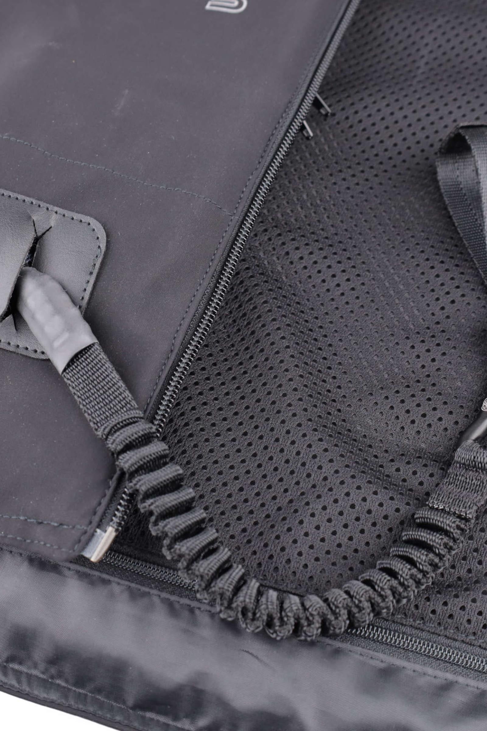 Pack shot 4